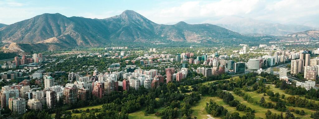 Áreas verdes y edificios residenciales de Santiago al pie de los cerros