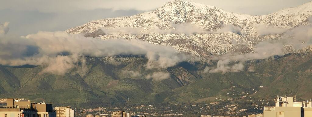 Cordillera de los Andes nevada sobre los edificios de Santiago