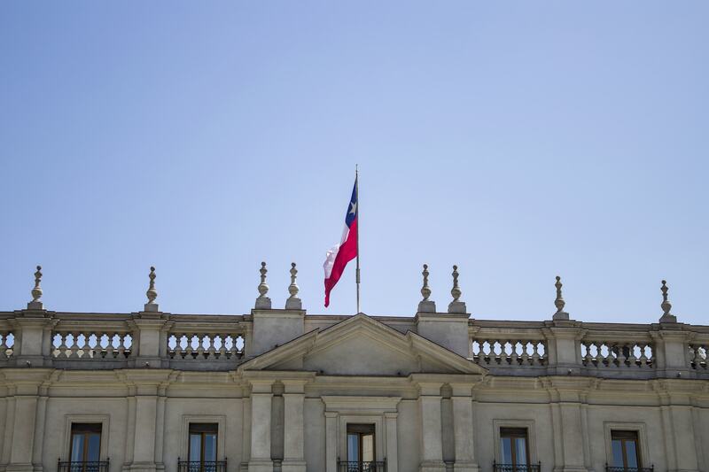 Bandera de Chile sobre la fachada del Palacio de La Moneda