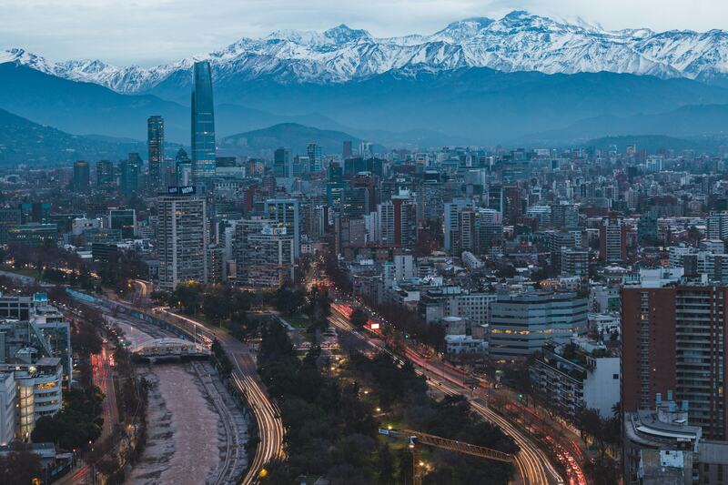 Santiago al atardecer con la cordillera de los Andes nevada